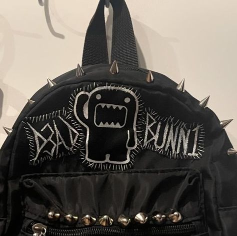 D3adbunni🧟‍♀️ on Instagram: "(Sold) D3ad bunn1 mini spiked backpack I made :3  Selling this @march_9_flea !! Only one!!  Domo patch from @kai.cloth.es 😘😘 Willing to take similar commissions <3" Spikes On Clothes, Domo Backpack, Emo Backpack, Spiked Backpack, Spike Backpack, Patches On Backpack, Grunge Patches, Diy Backpacks, Punk Backpack