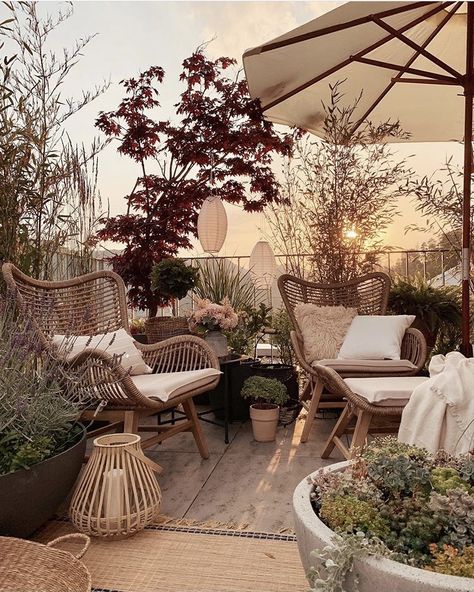 Klein Balkon Decor, Terrace Decor, Rooftop Design, Comfortable Furniture, Small Balcony Decor, Terrace Design, Apartment Garden, Apartment Balconies, Roof Terrace