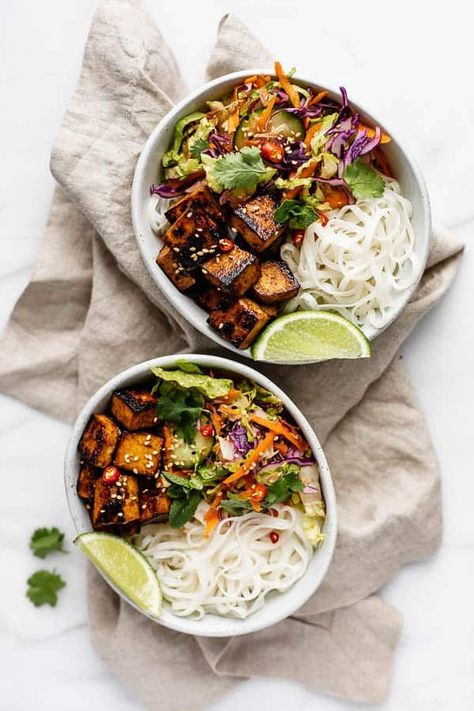 Vietnamese noodle bowls with lemongrass tofu Lemongrass Tofu, Bowls Healthy, Vietnamese Noodles, Fresh Meal, Vegetarian Foods, Asian Noodles, Buddha Bowls, Noodle Bowl, Think Food