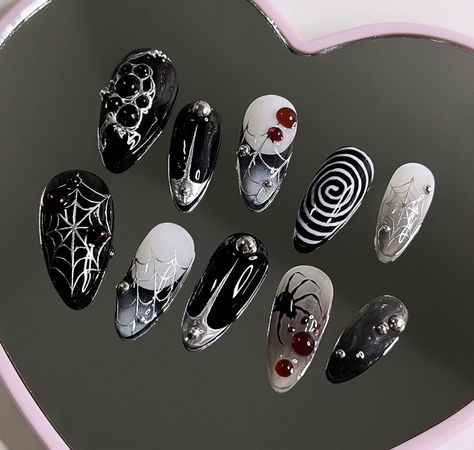 Metal Head Nails, Visual Kei Nails, Heavy Metal Nails, Romantic Goth Nails, Nails Gel Halloween, Mcr Nails, Dark Goth Nails, Cybergoth Nails, Nail Designs Grunge