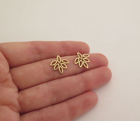 [AffiliateLink] Solid 14K Gold Leaf Stud Earrings. These Dainty Marquise-Shaped Leaves Studs, Drop Just A Little Below The Earlobe And Are Beautiful And Elegant, Lightweight, And Comfortable To Wear. #Studearrings #Leafearrings #Flowerearrings #14Kgold #Daliashamirjewelry #studgoldearringsforwomen Gold Stud Designs, Daily Wear Earing Design Gold, Antique Jumka, Aesthetic Gold Earrings, Stud Gold Earrings, Gold Earing, Small Earrings Gold, Simple Gold Earrings, Unique Studs