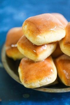 Texas Roadhouse Rolls - Everyone's FAVORITE copycat Texas roadhouse rolls! Yes, you can make them right at home completely from scratch and it is SO MUCH BETTER! It's so amazingly buttery and fluffy! You will only want the homemade version after this! Texas Roadhouse Rolls Recipe, Roadhouse Rolls, Texas Roadhouse Rolls, Party Side Dishes, Fast Meals, Food Project, Making Bread, Texas Roadhouse, Cat Recipes