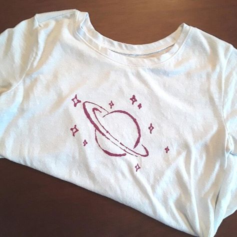 Things To Draw On T Shirts, Cute Shirt Painting Ideas, Puff Paint Designs, Puffy Paint Designs On Shirts, What To Draw On A Shirt, Puffy Paint Tshirt Ideas, What To Draw On A Tshirt, White Shirt Diy Paint, Puff Paint Shirts Ideas