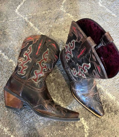 Emo Cowboy Boots, Old Boots Aesthetic, Punk Cowboy Boots, 70s Man Aesthetic, Emo Cowboy Aesthetic, 80s Gay Aesthetic, 70s Cowboy Aesthetic, Cowboy Boots Mexican, Cowboy Outfit Aesthetic