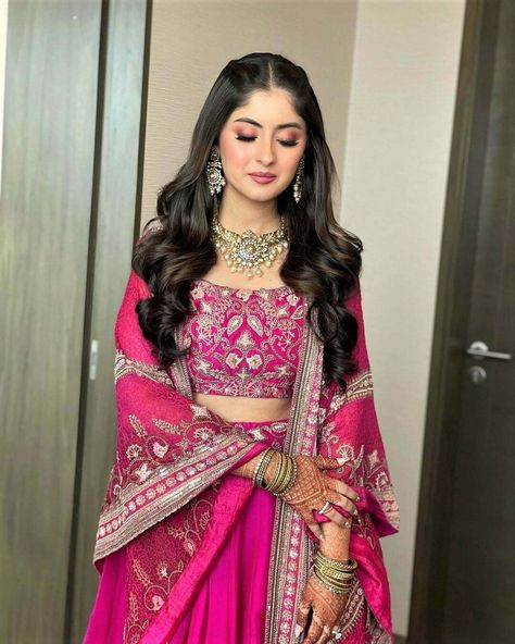 best engagement makeup look - latest engagement look for bride - engagement makeup for bride Engagement Look For Bride, Mehendi Looks For Bride, Engagement Makeup Looks, Engagement Makeup Look, Pink Dress Makeup, Makeup For Bride, Indian Makeup Looks, Engagement Looks, South Indian Wedding Hairstyles