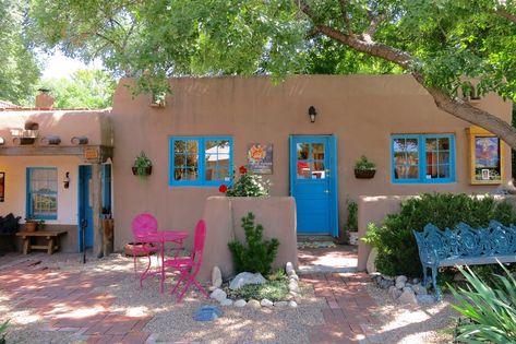 Five reasons to visit Canyon Road in Santa Fe — Santa Fe Art Tours Adobe Architecture, Experiential Art, Chocolate House, Santa Fe Plaza, Straw Bale House, Santa Fe Art, Mexico Style, Adobe House, Santa Fe Style