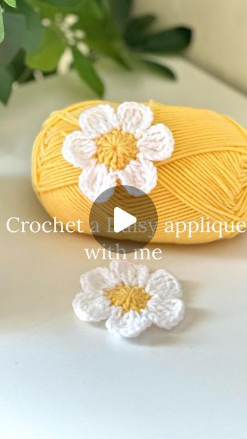 Daisy Applique Pattern, How To Do Crochet, Daisy Applique, Modern Crochet Blanket, Daisy Bags, Yellow Yarn, Gifts Crochet, Accessories Crochet, Applique Stitches