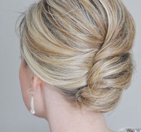 Twist Tutorial, Small Things Blog, French Twist Updo, French Twists, Mother Of The Bride Hair, French Twist Hair, Haircut Types, Classic Hairstyles, Penteado Cabelo Curto