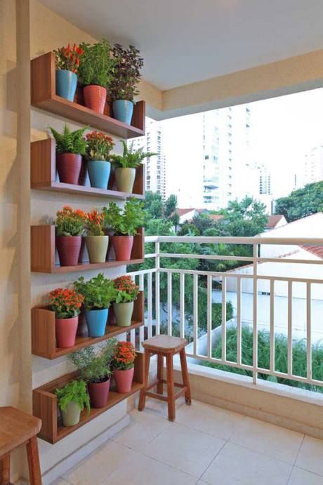 Klein Balkon Decor, Balcon Mic, Apartment Balcony Garden, Balkon Decor, Balcony Design Ideas, Small Balcony Garden, نباتات منزلية, Balcony Plants, Vertical Gardens