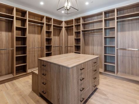 Walk In Closet Ideas Square Room, Master Closet Design, Wooden Closet, Dream Closet Design, Walk In Closet Design, Closet Design Layout, Luxury Closets Design, Interior Design Images, California Closets