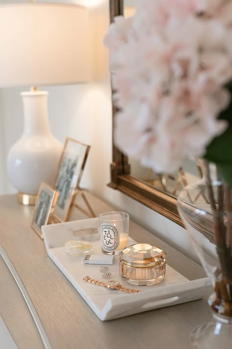 Perfume Tray On Dresser, Dresser Table Decor, Feminine Dresser Decor, Night Table Styling, Bedroom Update Ideas, Sophisticated Apartment Decor, Bed Side Table Decor Ideas, Dresser Decorating Ideas, Dresser Styling Ideas