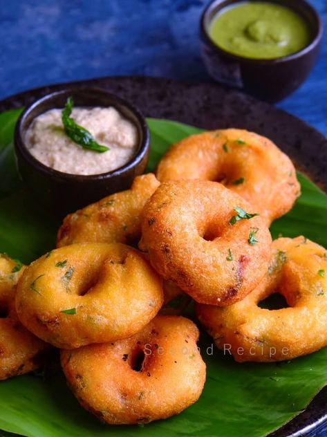 Tiffin Recipes, Medu Vada, Indian Food Photography, Tiffin Recipe, Urad Dal, Kerala Food, Indian Breakfast, Kali Goddess, Vegetarian Snacks