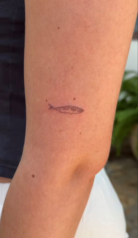 Arm Fish Tattoo, Very Fine Line Tattoo, Very Dainty Tattoos, Dainty Tattoo Coverup, Minimalist Small Tattoo Ideas, Line Art Fish Tattoo, Small Fish Tattoo For Women, Fine Line Tattoo Unique, Cute Fishing Tattoos