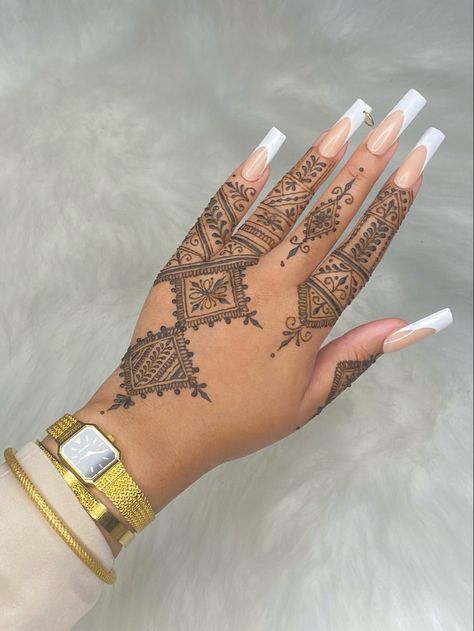 Mehendi Designs For Bridesmaid, Modele Henna Main, Henna Shoulder Tattoo, Henna Designs On Foot, Henna On Foot, Henna Designs Foot, Henna Foot Designs, Oval Nails Inspiration, Minimal Mehendi Designs