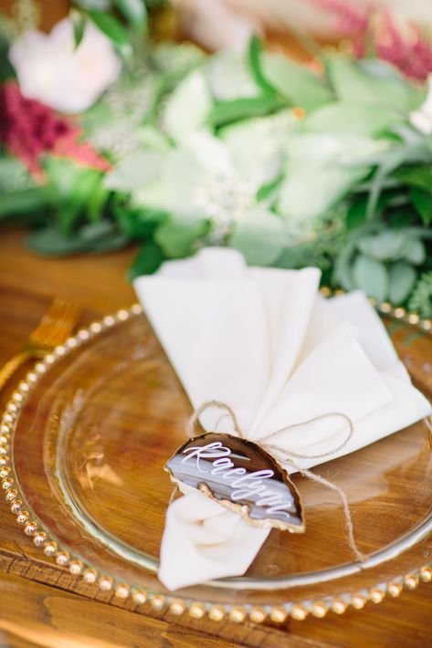 Agate Place Cards Wedding, Fall Wedding Trends, Table Labels, Geode Wedding, Crystal Place, Place Cards Wedding, Slab Table, Decor Flowers, Personalized Party Favors