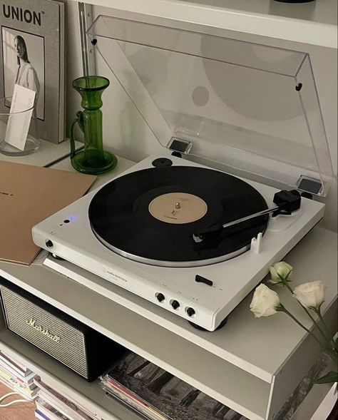 Modern Record Player, Turntable Record Player, Vinyl Aesthetic, Turn Table Vinyl, Vinyl Record Player, Record Players, Music Aesthetic, Theme Ideas, Record Player