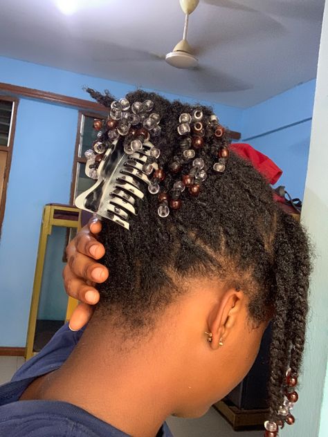 Short Mini Twist With Beads, Natural Hair Twist With Beads, Natural Twists With Beads, Mini Twist With Beads, Mini Twists With Beads, Natural Hair Mini Twists, Twist With Beads, Claw Clip Hairstyle, Dread Heads