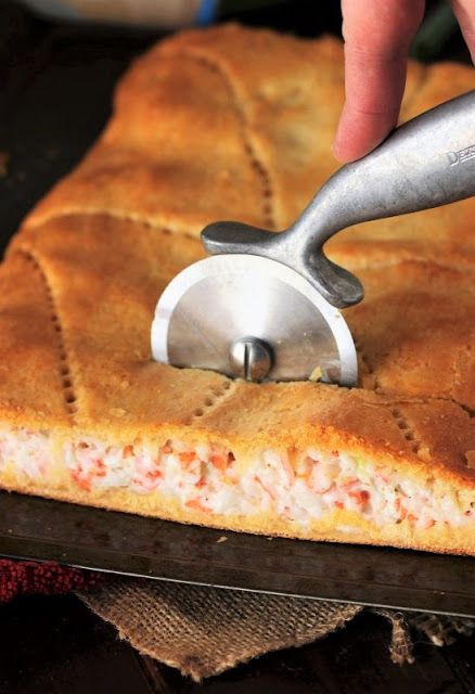 How to Cut Crab Crescent Bites With a Pizza Cutter Image Creasant Roll Recipes, Crescent Sausage Bites, Crescent Roll Casserole, Crescent Roll Appetizers, Crescent Bake, Crab Appetizer, Seafood Recipes Crab, Crescent Recipes, Crab Dishes