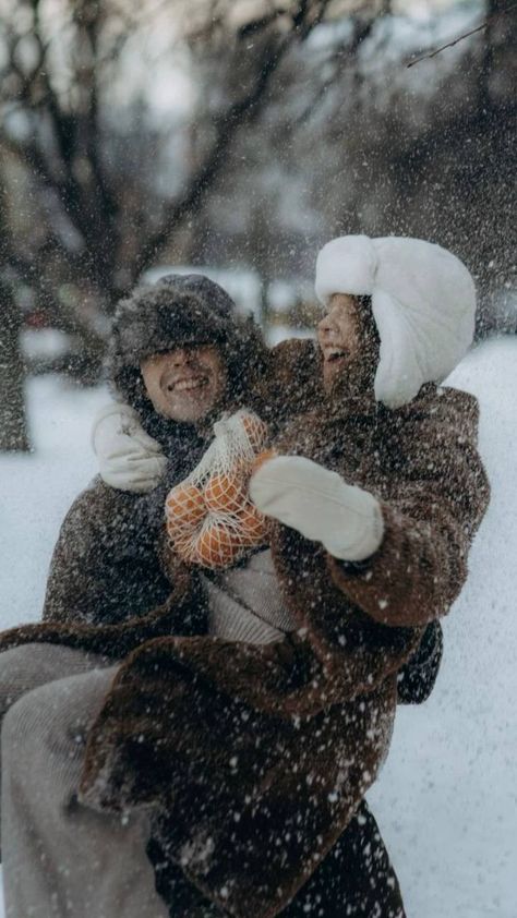 Winter Portraits Photography, Couple Photography Winter, Mountain Photoshoot, Snow Couple, Winter Family Photos, Snow Photoshoot, Winter Couple, Winter Portraits, A Snowy Day