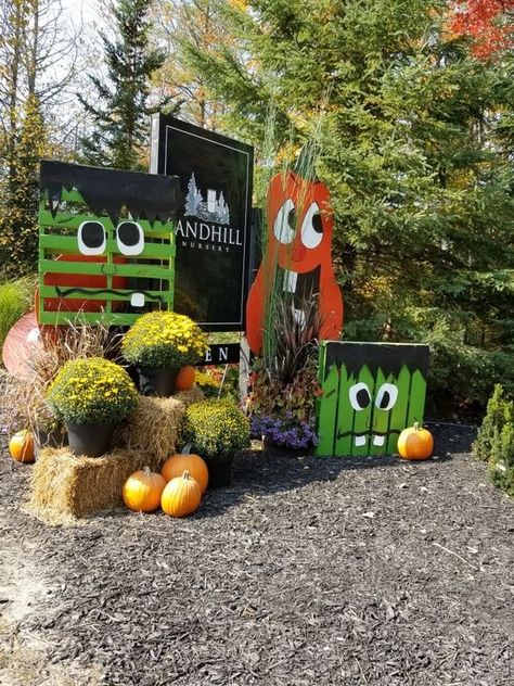 30 Fabulous Fall Yard Decoration Ideas To Celebrate The Season Halloween Pumpkin Patch Ideas, Fall Farm Festival Ideas, Fall Garden Center Displays, Halloween Farm Decor, Fall Festival Photo Booth Ideas, Fall Festival Decorations Outdoor, Pumpkin Patch Decorating Ideas, Diy Pumpkin Patch, Fall Festival Booth