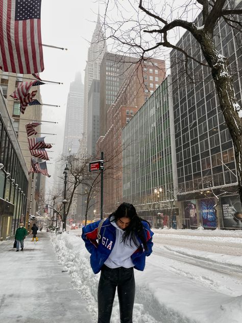 New York Aesthetic Outfits Cold, Snowy City Outfit, City Poses Instagram Winter, New York Winter Picture Ideas, Nyc Instagram Pictures Winter, New York Photo Ideas Winter, Nyc Fits Winter, Ig Inspo Pics Winter, Winter Ig Pictures