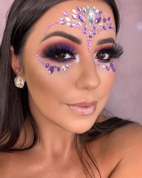 {Opção 1} Inspiração para o carnaval 💜 @danylimamakeup ✨ Coachella Make-up, Carnaval Make-up, Fantasy Make-up, Coachella Makeup, Make Carnaval, Festival Makeup Glitter, Rhinestone Makeup, Carnival Makeup, Fairy Festival