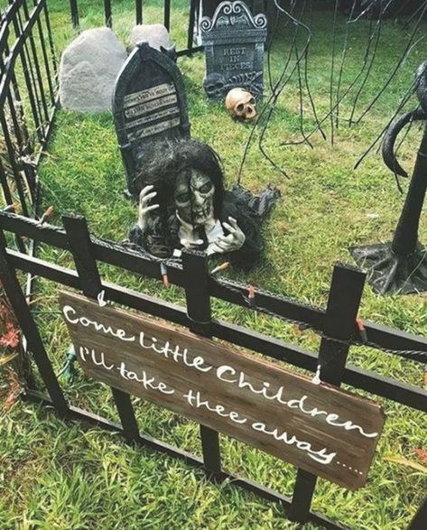 19 Ideas To Style Your Console Table With Spooky Halloween Decorations * Simple Outdoor Halloween Decor, Halloween Garden Decorations, Strašidelný Halloween, Scary Halloween Decorations Diy, Halloween Diy Outdoor, Halloween Outside, Easy Diy Halloween Decorations, Casa Halloween, Halloween Decorations Diy Outdoor