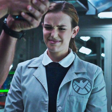 Jemma Icons, Jemma Simmons Icons, Agents Of Shield Daisy, Shield Cast, Jemma Simmons, Elizabeth Henstridge, Smart Outfits, Art Final, Shield Icon