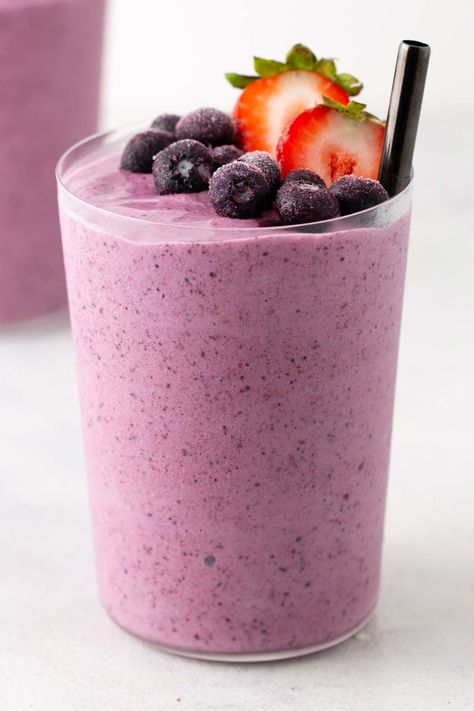 Heathy Sweets, Strawberry Smoothie Recipes, Frozen Fruit Smoothie Recipes, Easy Fruit Smoothie Recipes, Delicious Strawberry Smoothie, Healthy Breakfast Baking, Strawberry Protein Smoothie, Deer Decorations, Strawberry Blueberry Smoothie