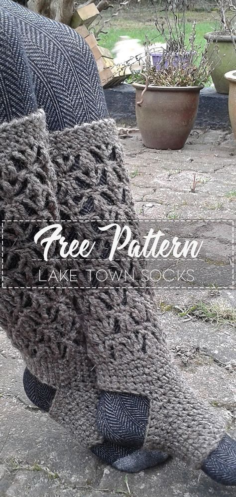 Crochet Leg Warmers Free Pattern, Lake Town, Beau Crochet, Crochet Boot Cuffs, Crochet Socks Pattern, Crochet Leg Warmers, Confection Au Crochet, Diy Socks, Crochet Boots