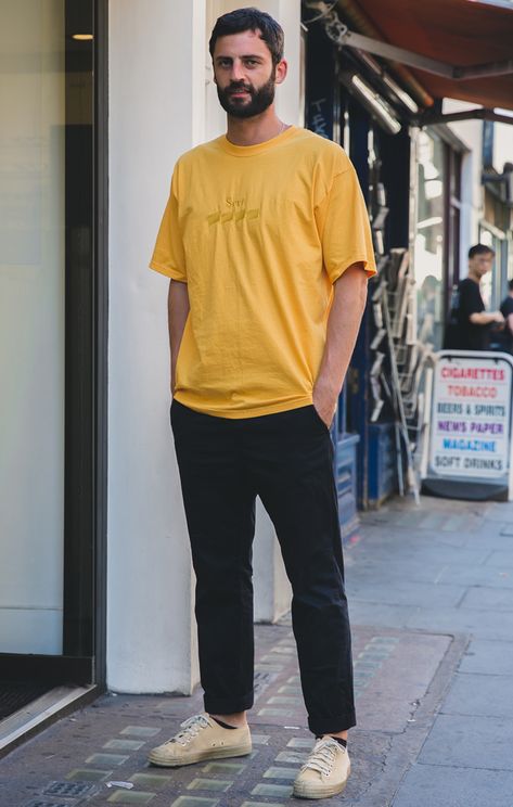 Yellow Footwear, Yellow Shirt Outfit, Men's Street Style Photography, Yellow Tshirt, Skate Fits, Smart Casual Menswear, Men's Street Style, Shirt Outfit Men, Modern Mens Fashion