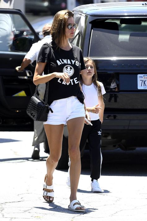 White Birkenstock Outfit, White Birkenstock, Outfit Informal, White Birkenstocks, Birkenstock Outfit, Mommy Style, Coach Swagger, Alessandra Ambrosio, Star Style