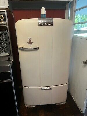 Vintage Kelvinator Refrigerator | eBay Retro Refrigerator Kitchen, Kelvinator Refrigerator, Modern Fridge, Vintage Ice Box, Antique Kitchen Gadgets, Country Farmhouse Kitchen Decor, Unique Appliances, White Fridges, Vintage Fridge