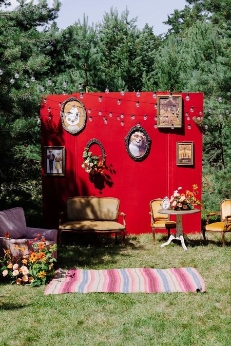 Backyard Wedding Whimsical, Eclectic Wedding Alter, Vibrant Eclectic Wedding, Crazy Wedding Themes, Eclectic Outdoor Wedding, Retro Backyard Wedding, Vintage 70s Wedding Aesthetic, Wes Anderson Themed Wedding, T4t Wedding