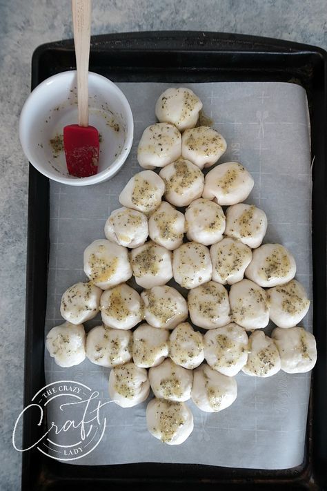 Christmas Tree Pull Apart Bread - The Crazy Craft Lady Tree Pull Apart Bread, Christmas Tree Pull Apart, Christmas Tree Biscuits, Christmas Tree Pull Apart Bread, Pull Apart Cheese Bread, Biscuit Dough Recipes, Cheese Tree, Christmas Tree Bread, Cheese Dough