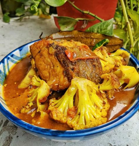 The tarkari diye Macher Jhol(Bengali fish curry with vegetables) is an absolute comfort Moru Curry Recipe, Macher Jhol, Curry With Vegetables, Bengali Fish Recipes, Bengali Fish Fry, Bengali Fish Curry, Art Of Cooking, Cooking Fish, Tomato Curry