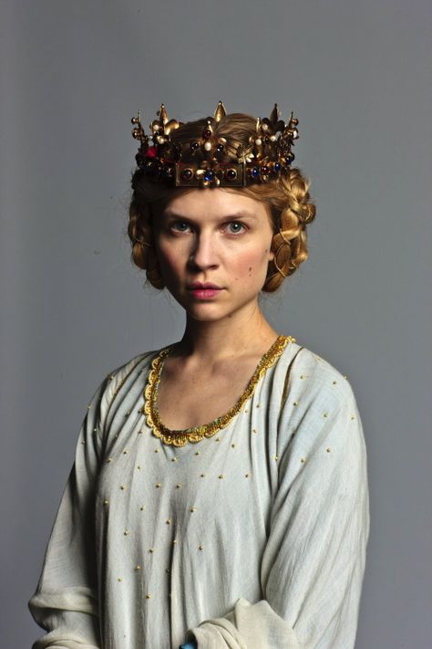 Richard II - Clémence Poésy as Queen Isabella wearing an icy white tunic dress embellished with golden beads and beaded neckline trim. Her braided updo is embellished with golden threads and a gold crown with cabochon stones and pearls. Catherine Of Valois, Asoiaf Fashion, Hollow Crown, The Hollow Crown, White Tunic Dress, Queen Isabella, Clemence Poesy, Richard Ii, Crown Photos