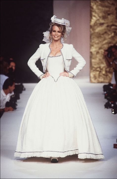 Claudia Schiffer lors du défilé Chanel haute couture automne-hiver 1991-1992 Chanel Wedding Dress, Chanel Wedding, Saint Laurent Dress, Haute Couture Wedding Dress, Dress Chanel, Mode Chanel, Chanel Dress, Couture Wedding Gowns, Chanel Couture