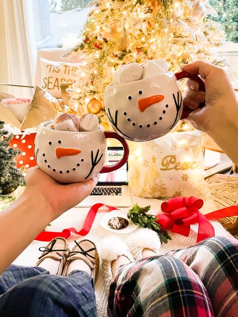 Hot Cocoa Snowman, Christmas Tree Paper Craft, Diy Christmas Mugs, Holiday Party Ideas, Mugs Christmas, Snowman Mugs, Clay Diy Projects, Christmas Cup, Christmas Inspo