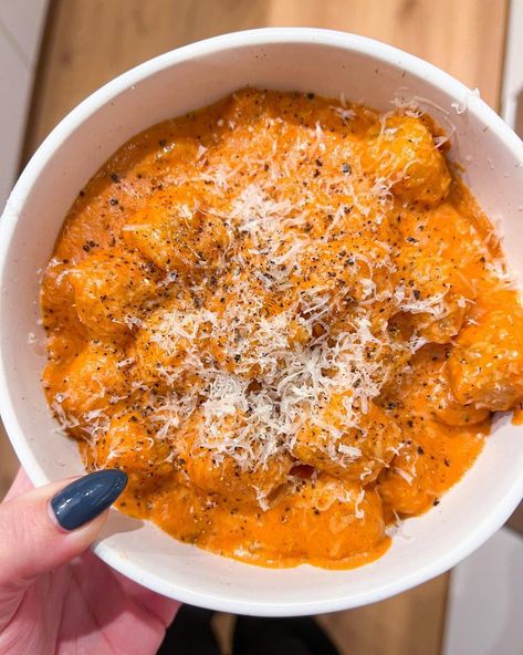 vodka sauce cauliflower gnocchi Best Vodka Sauce, Everything Delish, Gnocchi Sauce, Best Vodka, Vodka Sauce Recipe, Roasted Olives, Vodka Sauce Pasta, Cauliflower Gnocchi, Crunchwrap Supreme