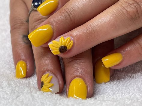 3D acrylic nail art Square Nails With 3d Flowers, Sunflower Nails Short, 3d Sunflower Nails, Yellow Square Nails, Nails With 3d Flowers, 3d Sunflower, 3d Nail Art Designs, Art Sunflower, Sunflower Nails