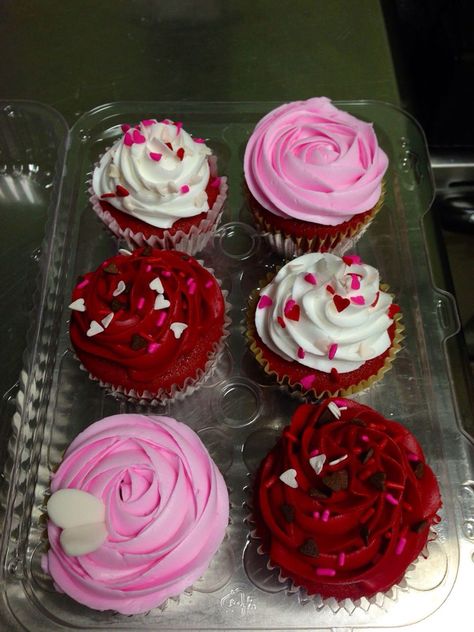 Valentine Cupcake Decorating Ideas, Postres Para San Valentin Ideas, Cupcakes For Boyfriend, Valentine Cupcake Ideas, Valentines Cupcakes Decoration, Cupcakes San Valentin, Valentines Cakes And Cupcakes, Valentines Day Cupcakes, Valentines Cupcake