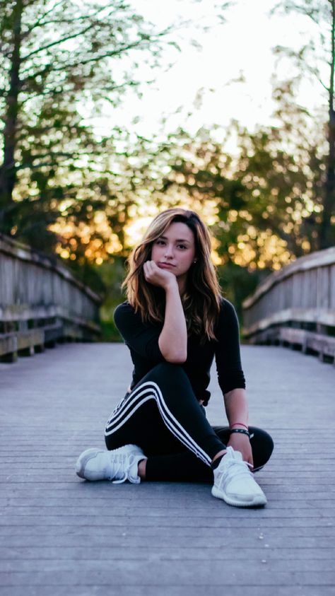 Poses On Bridge, Bridge Poses Photography, Bridge Pictures Ideas, Wooden Bridge Photoshoot, Bridge Photoshoot, Hanging Bridge Poses Photography, Single Person Poses, Senior Pictures On Bridge Photo Ideas, Senior Picture Ideas Bridge