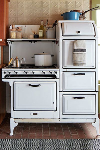 Radical Ranges - Camille Styles Decorating Kitchen Island, Island Ideas Kitchen, Mexican Kitchen Style, Decorate Kitchen, Vintage Kitchen Appliances, Stove Kitchen, Bakeware Storage, Vintage Kitchen Accessories, Makeover Kitchen