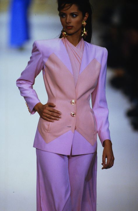 Valentino Suit, Business Attire Women, 90s Runway Fashion, Runway Fashion Couture, Mode Chanel, High Fashion Editorial, 1990s Fashion, Woman Suit Fashion, 90s Fashion Outfits