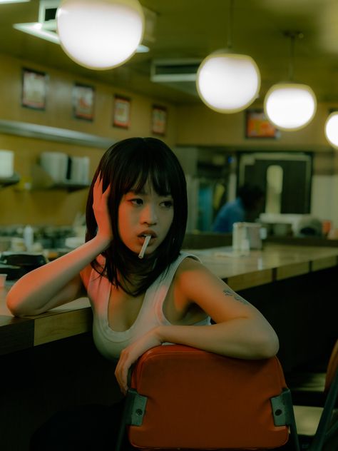 Wong Kar Wai Aesthetic, Japan Theme, Diner Aesthetic, Wong Kar Wai, Vintage Diner, Movie Aesthetic, Cinema Movie, Aesthetic Photoshoot, 사진 촬영 포즈