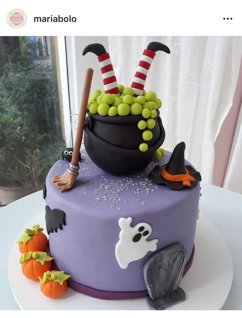 Witch Cake Ideas, Halloween Witch Cake, Cute Halloween Cakes, Halloween Torte, Pasteles Halloween, Halloween Food Crafts, Witch Cake, Cauldron Cake, Cake Halloween