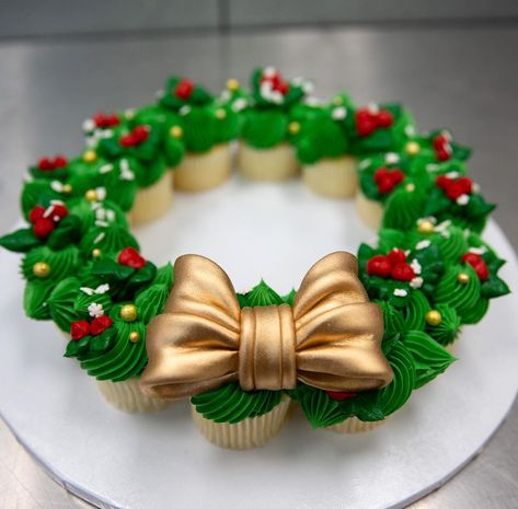 Christmas Cupcake Wreath, Cupcake Wreath Christmas, Christmas Wreath Cupcakes, Wreath Cupcakes, Cupcake Wreath, Xmas Cake, Cake Inspo, Instagram Christmas, Christmas Cupcakes