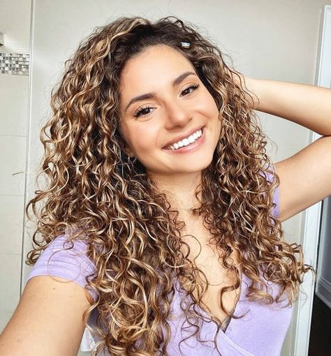 Blonde Highlights Curly, Blonde Highlights Curly Hair, Mens Short Curly Hairstyles, Medium Curly Hair, Color Castaño, Hair Drawing Reference, Hair Spring, Haircuts Medium, Highlights Curly