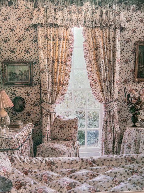 Laura Ashley Aesthetic, English Cottage Style Bedroom, English Cottage Aesthetic, Laura Ashley Bedroom, Laura Ashley Christmas, Laura Ashley Interiors, Country Home Interiors, Cottage Style Bedroom, Maximalist Floral